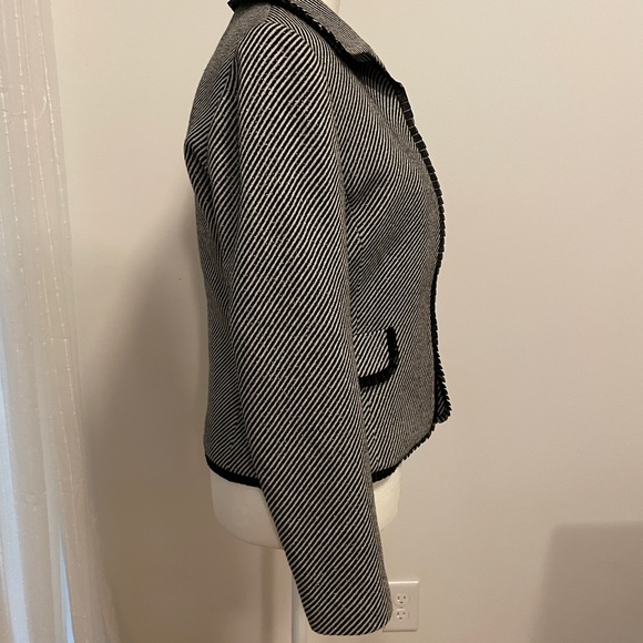 Tahari Arthur S. Levine Blazer Black/Light Cream Fabric Silver threading
Size 4 - Picture 5 of 9